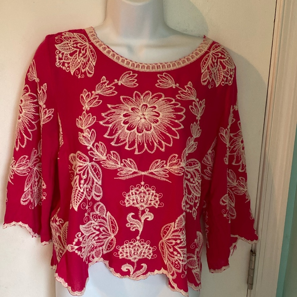 Solitaire floral embroidered blouse GUC